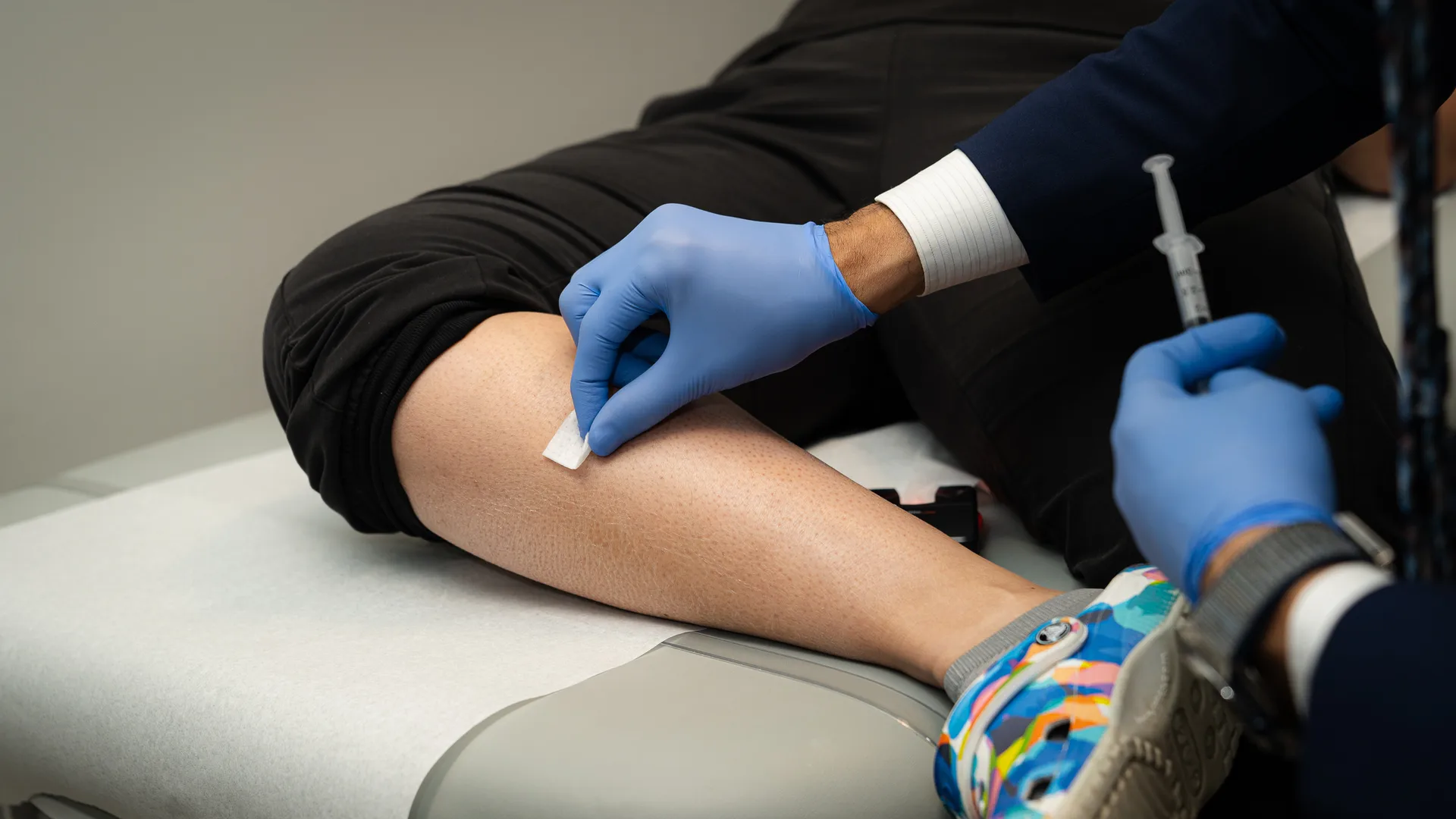 Dr. Roy Liu, MD consulting with a patient